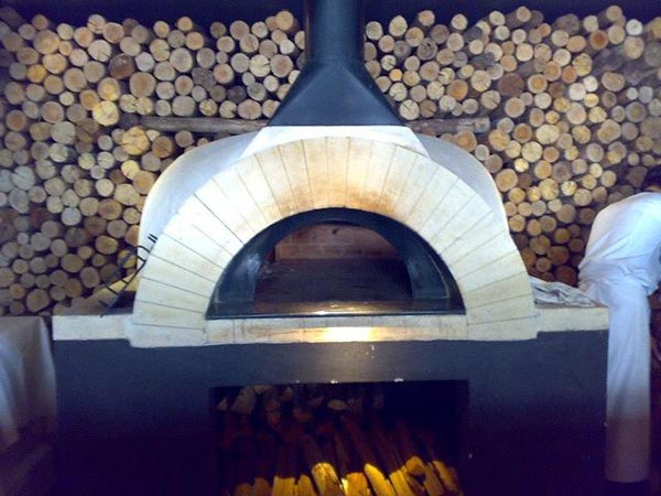 Black and white classic/modern pizza oven