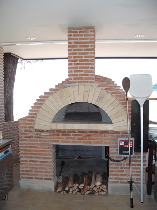 Pizza oven with gas